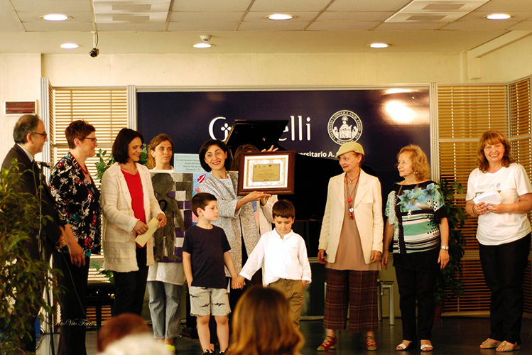 Milena Vukotic consegna il premio ai vincitori della Scuola dell’Infanzia