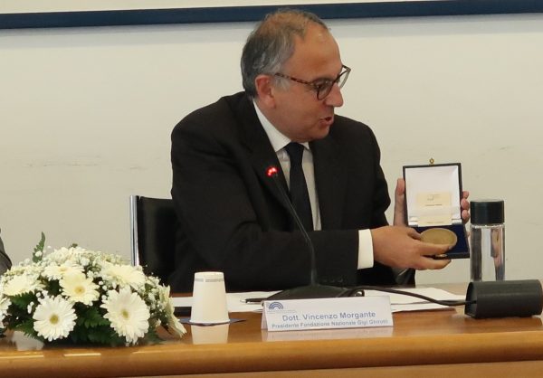 Vincenzo Morgante mostra il medaglione conferito alla Fondazione Ghirotti dal Presidente della Repubblica
